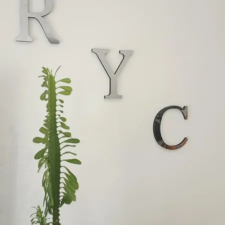 R Y C *